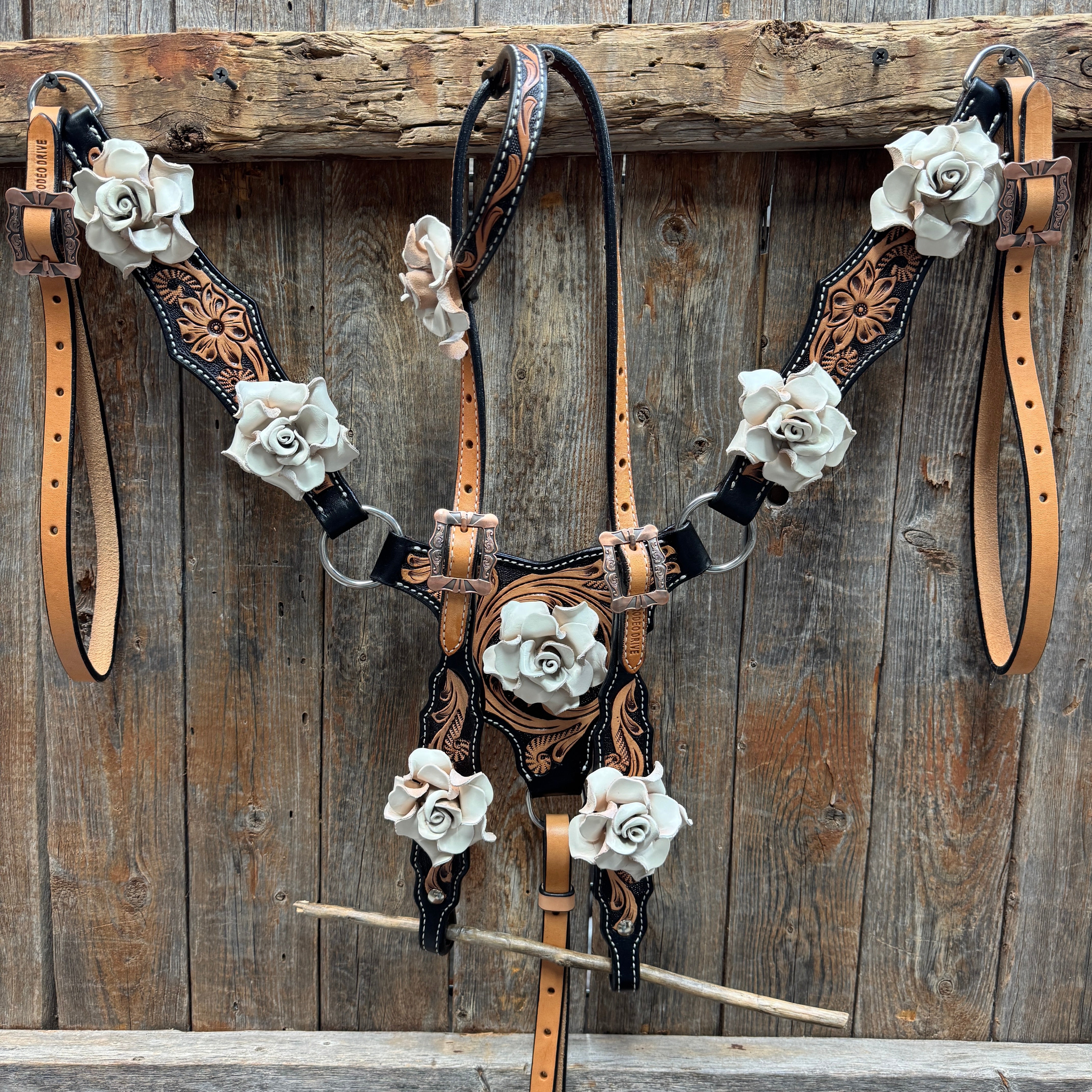 Two Tone Floral Triangle White Rose One Ear / Gladiator Breastcollar Tack Set #OEBC534