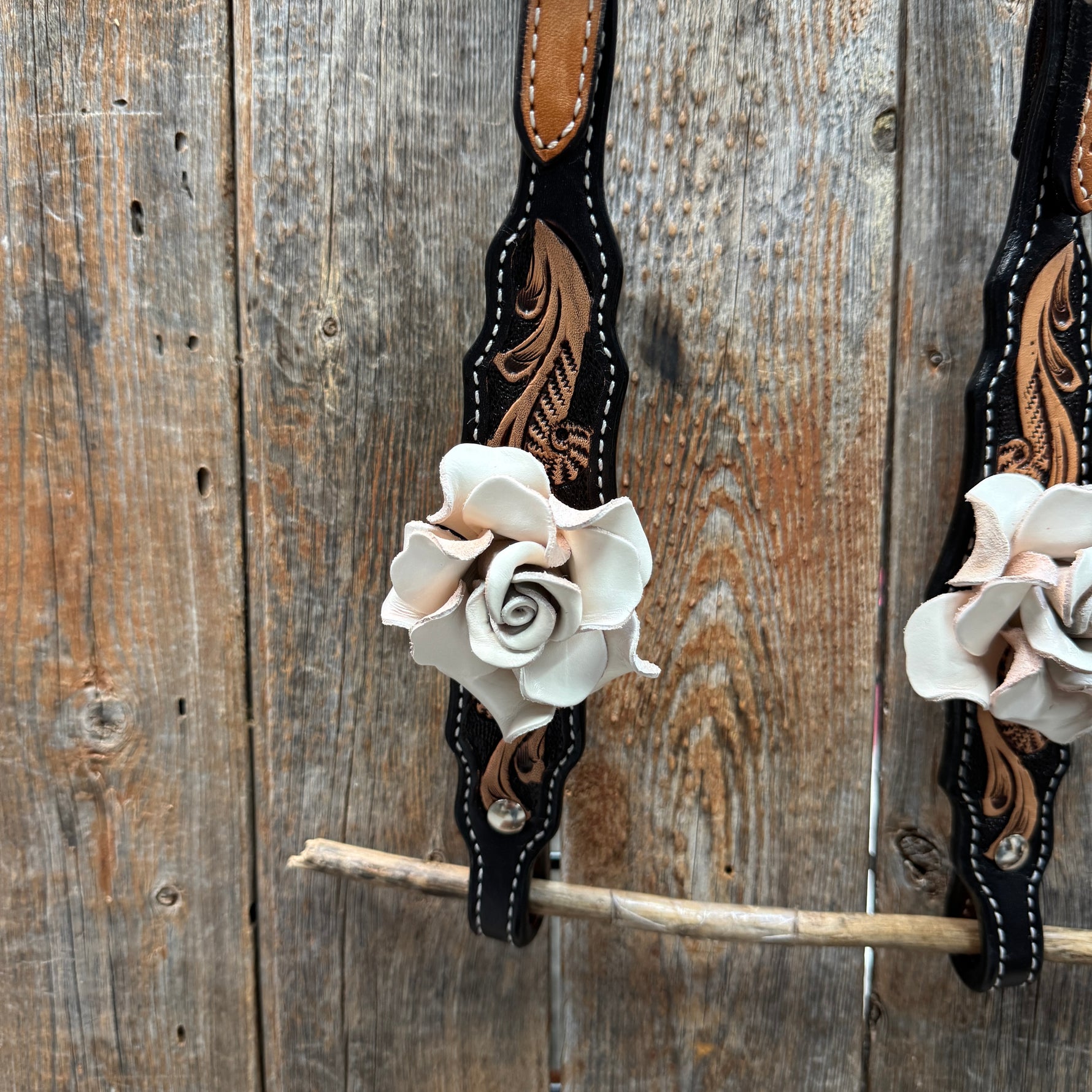 Two Tone Floral Triangle White Rose One Ear / Gladiator Breastcollar Tack Set #OEBC534