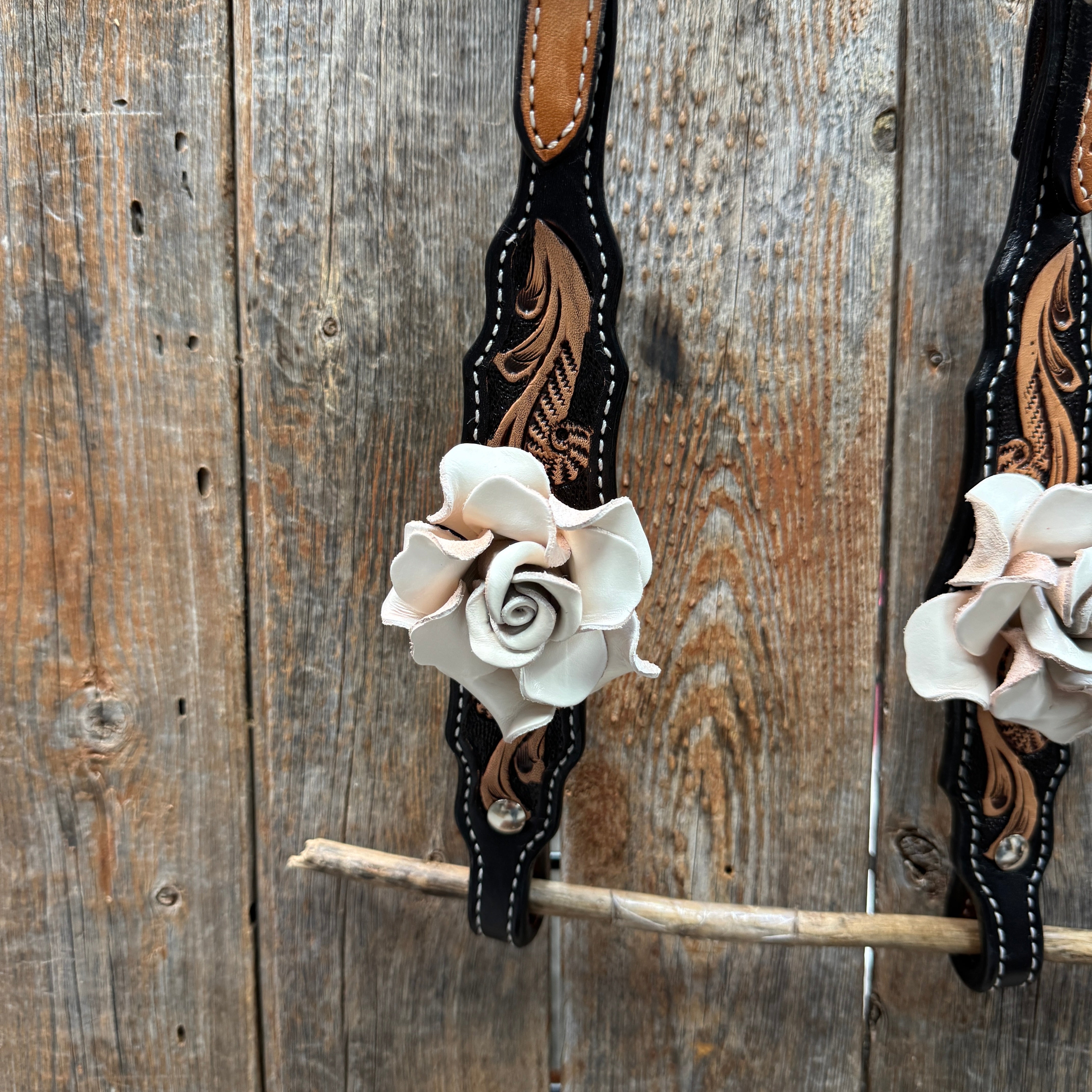 Two Tone Floral Triangle White Rose One Ear / Gladiator Breastcollar Tack Set #OEBC534