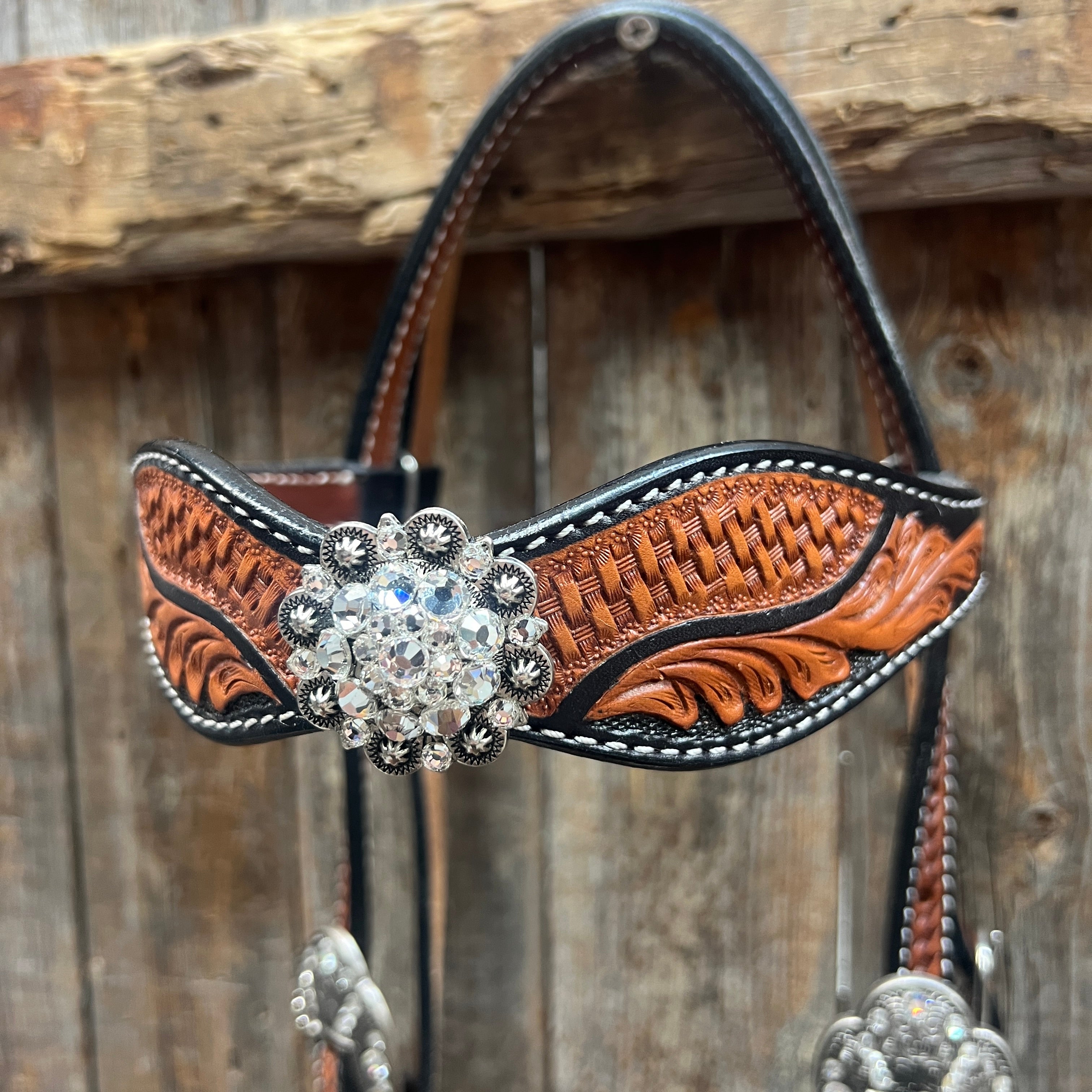 Two Tone Leaf White Browband/One Ear Headstall & Breastcollar Tack Set #BBBC618
