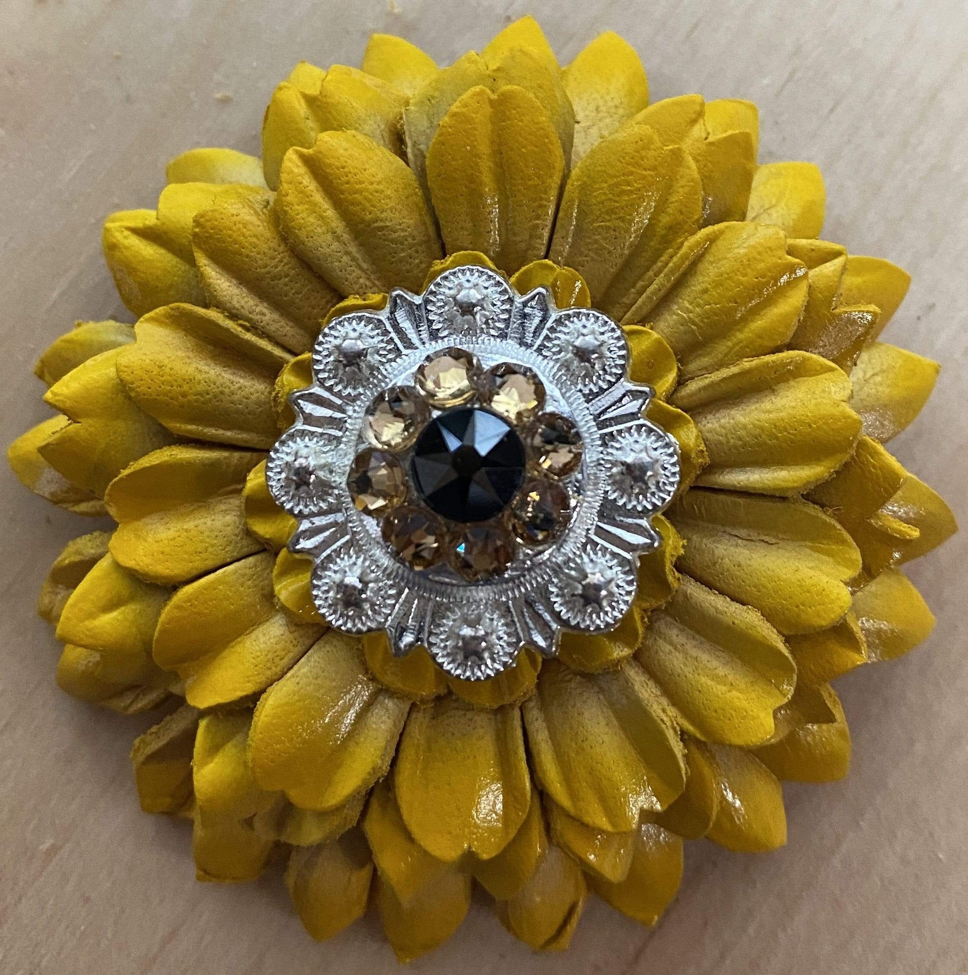 Flowers Fringe & More Sunflower with Bright Silver Jet & Champagne 1" Concho FL5YEBSJTCH